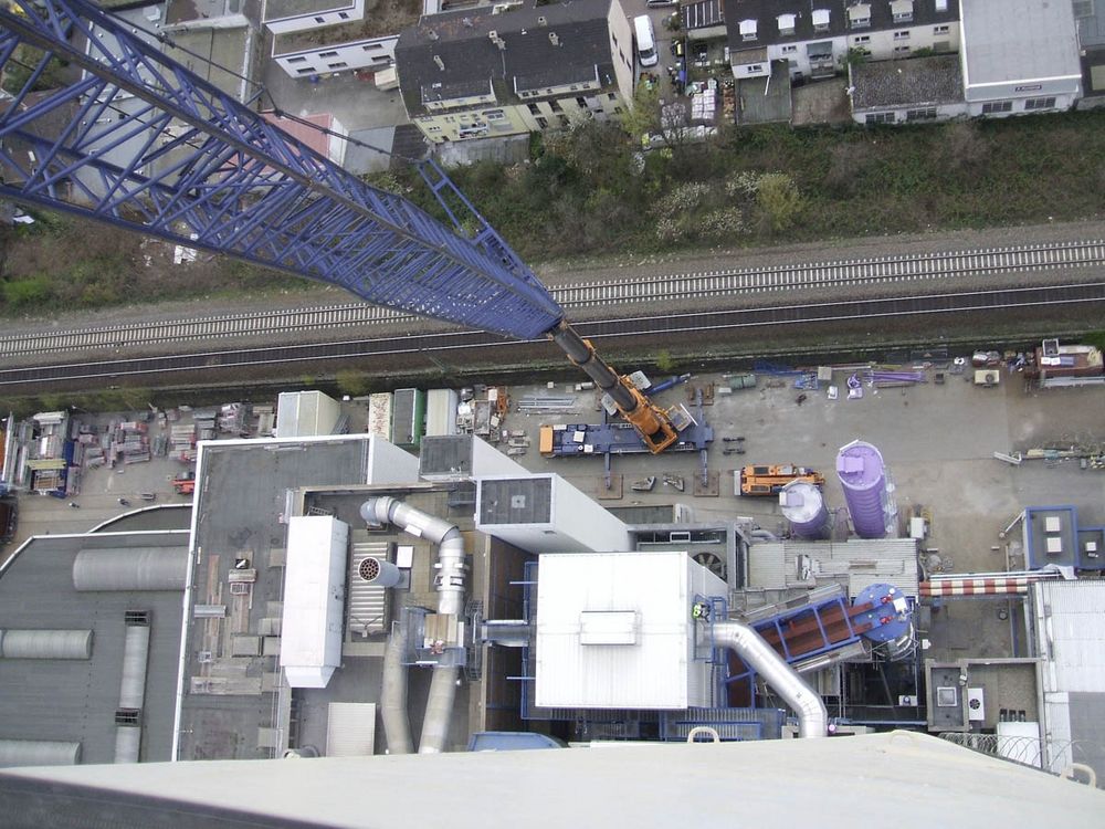 Blick in die Tiefe auf +125m Kamin