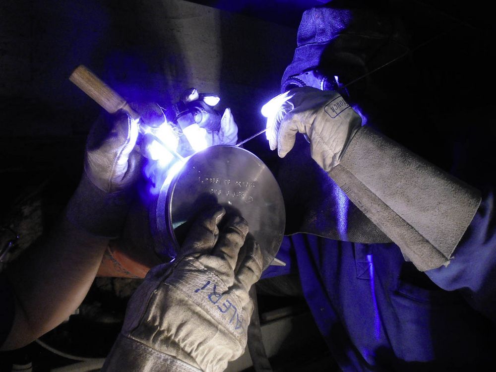 Schweißen Hand in Hand