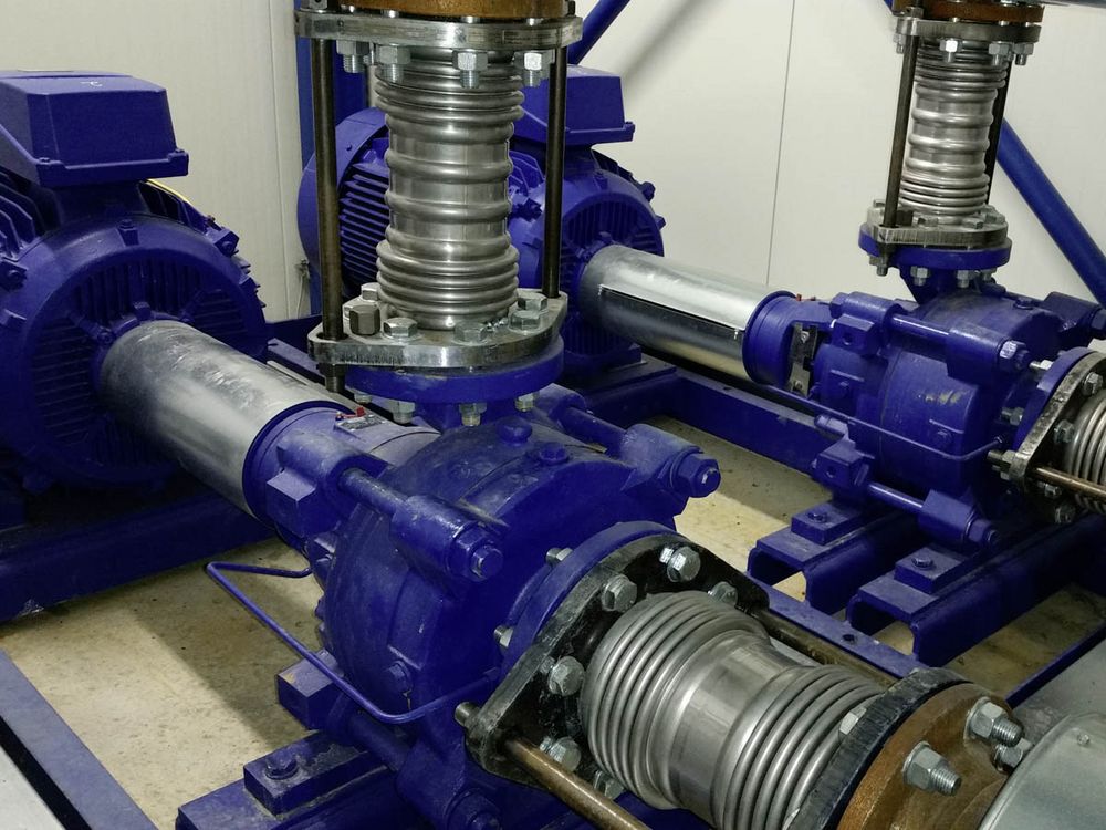 Pumpenmontage mit Kompensatoren für Fernwärme